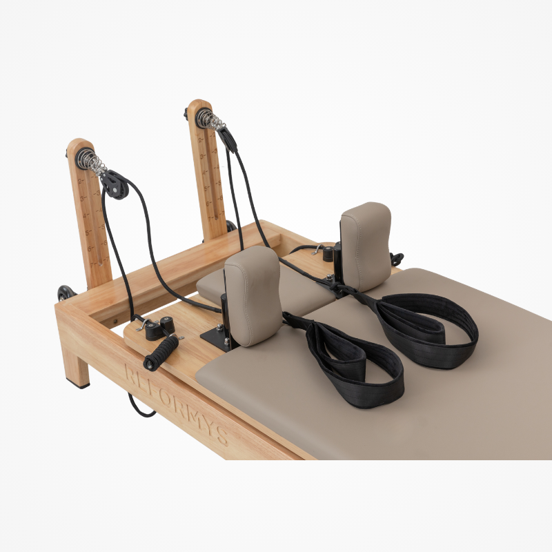 Close-up of the double-loop handles on the carriage bed of Reformys Cloud Portable Pilates Reformer in Beige