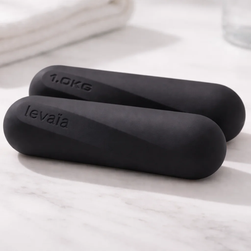 Side view of levaïa lifts - Handheld Pilates Weights Pair in Noir