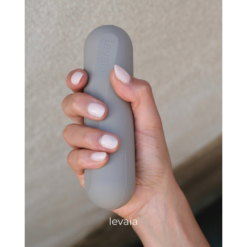 Woman's hand holding a levaïa lifts - Handheld Pilates Weight in Taupe