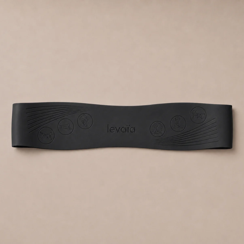 levaïa Pilates resistance band in Noir lying flat on a beige background, with an embossed logo